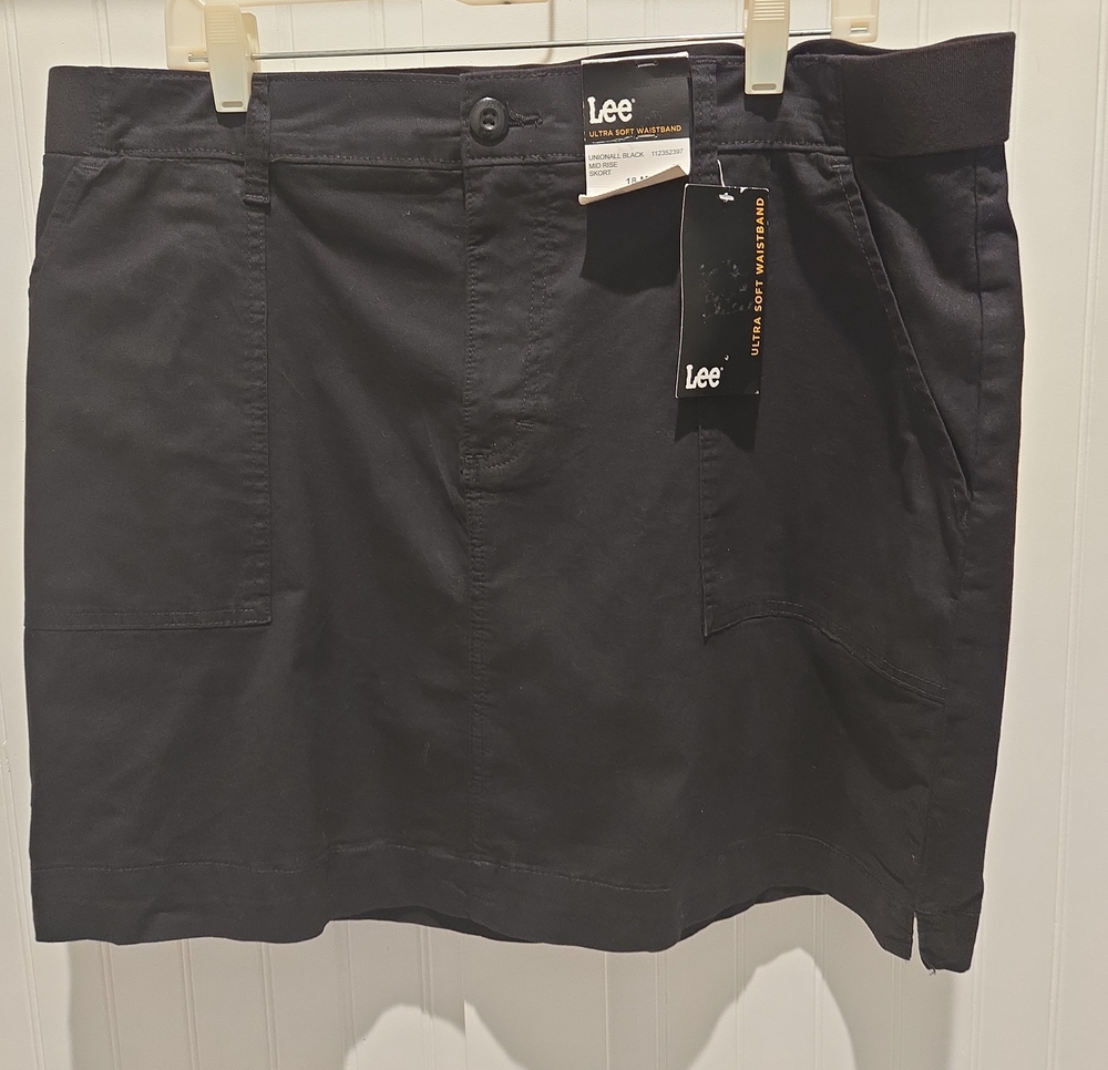 Lee Mid‑Rise Black Skort – Size 18M, Ultra Soft Waistband, NWT